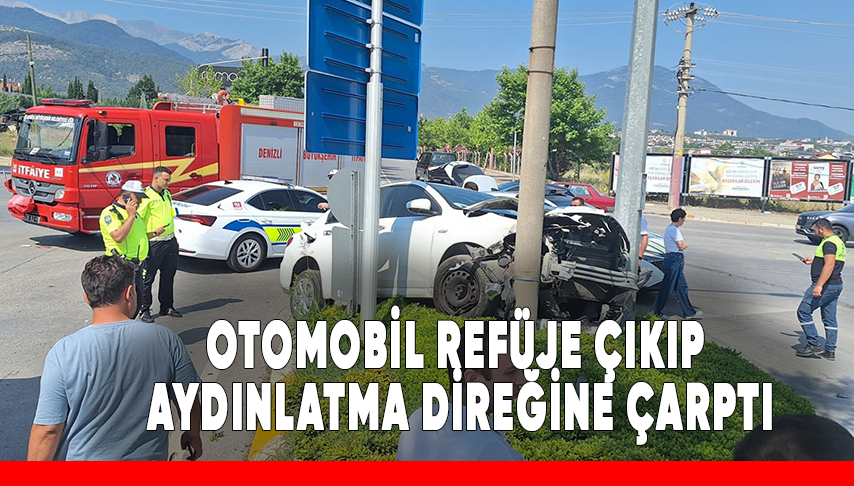Refüje Çıkan Otomobil Direğe Çarptı